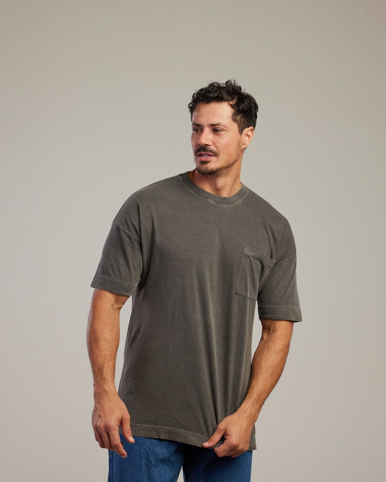 Camiseta Oversized Estonada com Bolso Preto — Lunfe Têxtil — foto 5