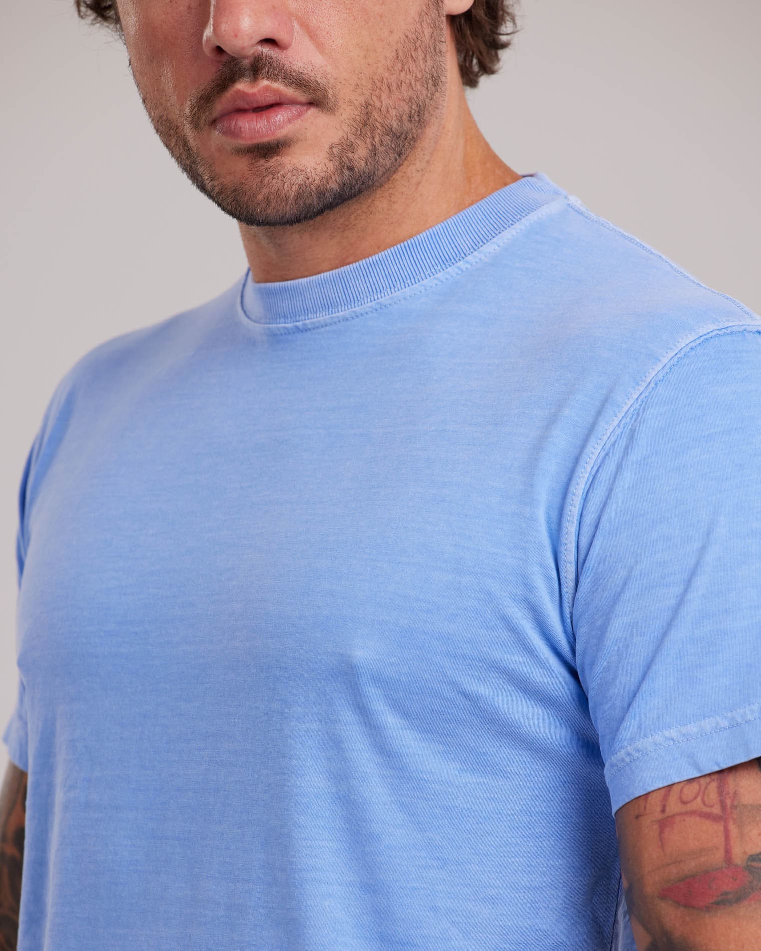 Camiseta Estonada Stone Wash Clássica Azul Celeste — Lunfe Têxtil — foto 5